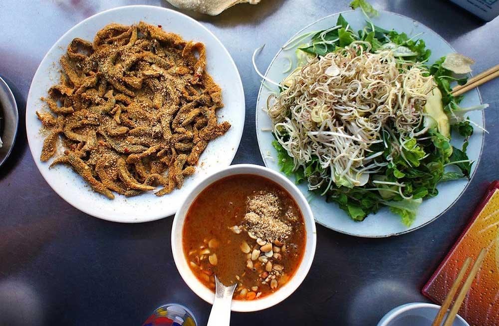 Gỏi cá Nam Ô là món ăn bạn không nên bỏ qua khi đến đây.